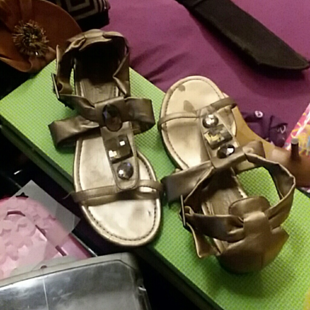 SBICCA OF CALIFORNIA  sandles shiny gold